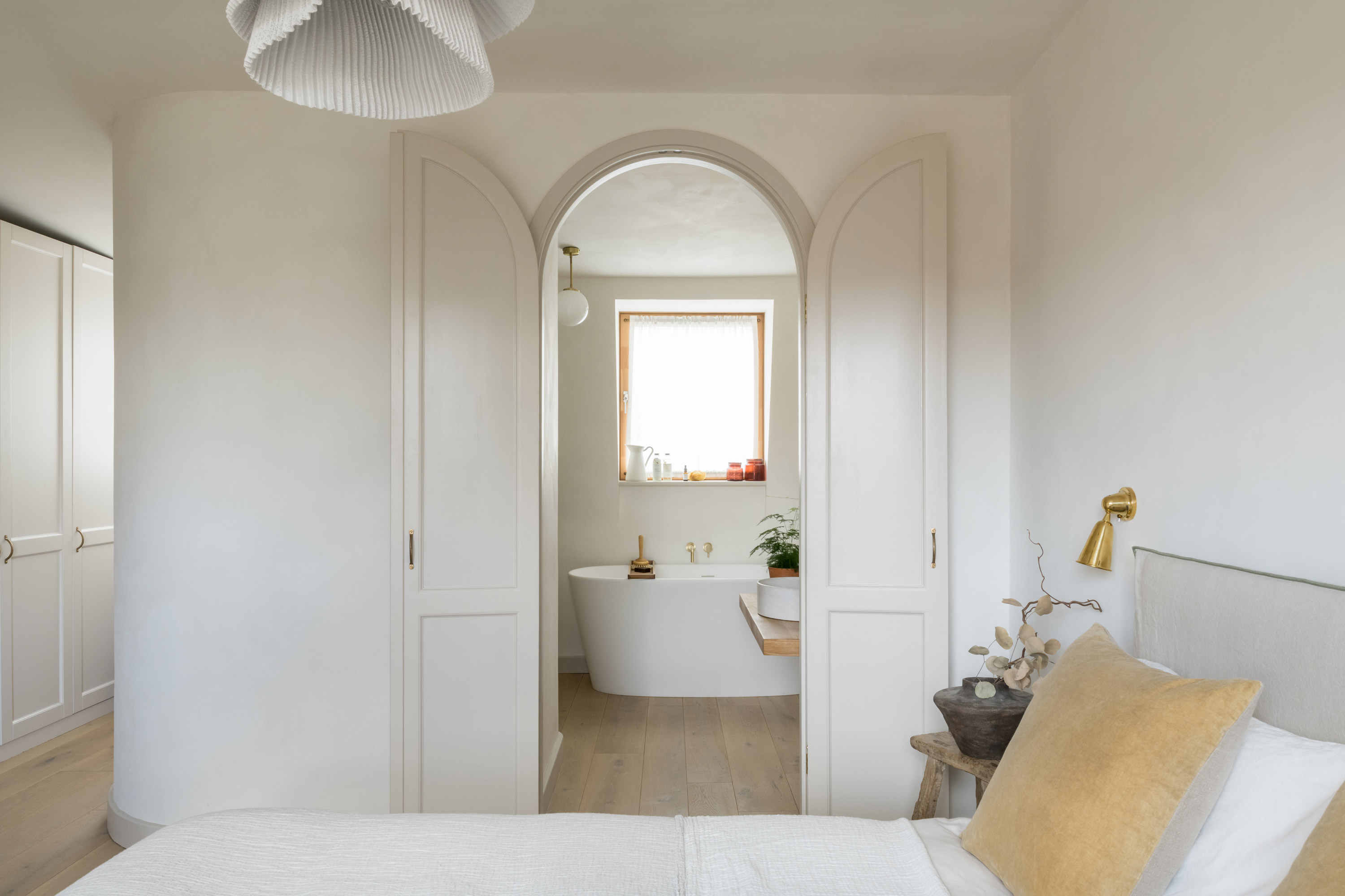 BEDROOM ARCHED DOORS LOFT EN-SUITE BATHROOM BATH