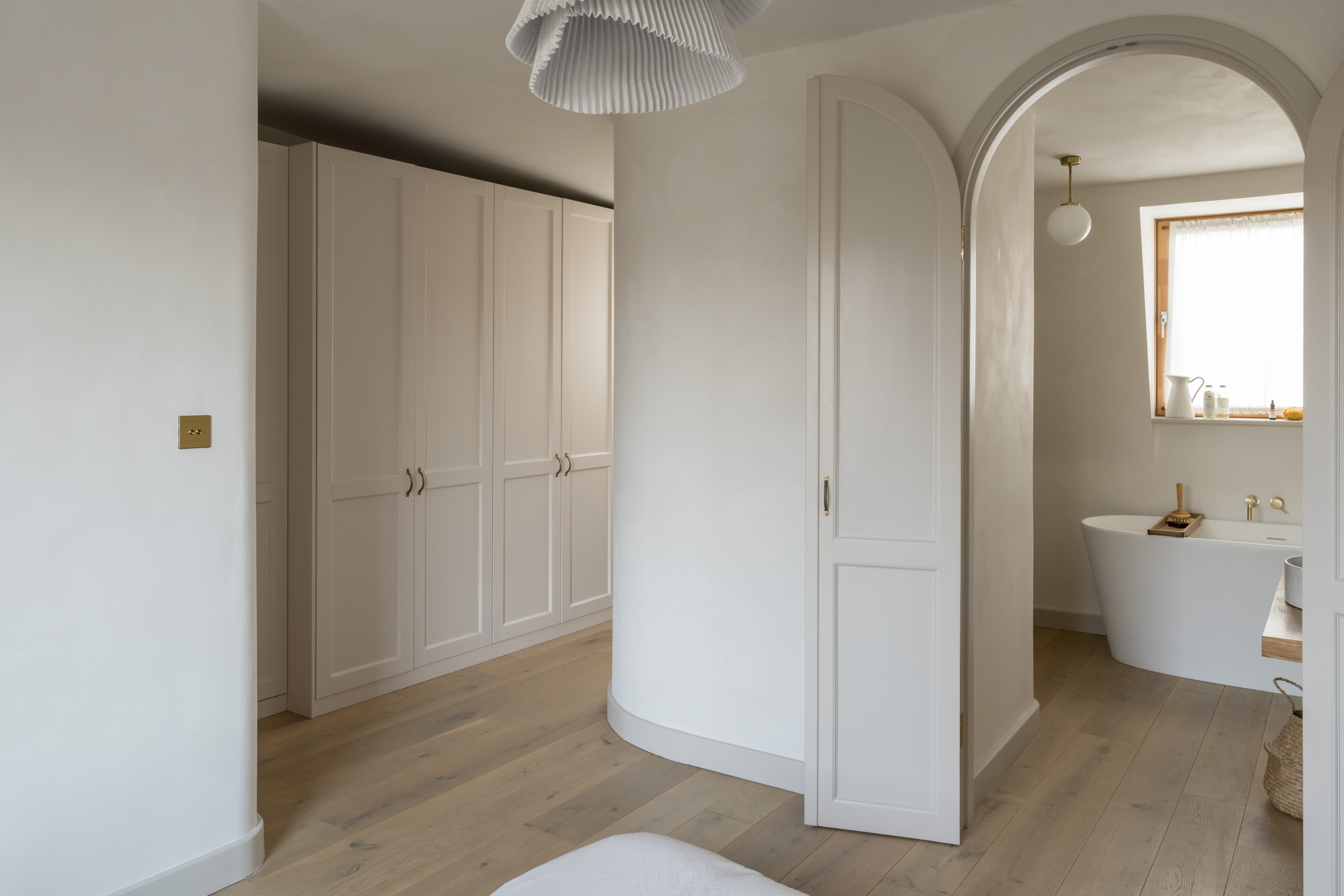 CURVED WALLS ARCHED DOORS ENSUITE BATHROOM BEDROOM HALLWAY STORAGE